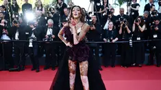 Model Kanada Winnie Harlow tiba untuk pemutaran film "Le Comte de Monte-Cristo" (The Count of Monte-Cristo) pada Festival Film Cannes ke-77, Prancis selatan, Rabu (22/5/2024). (Christophe SIMON / AFP)