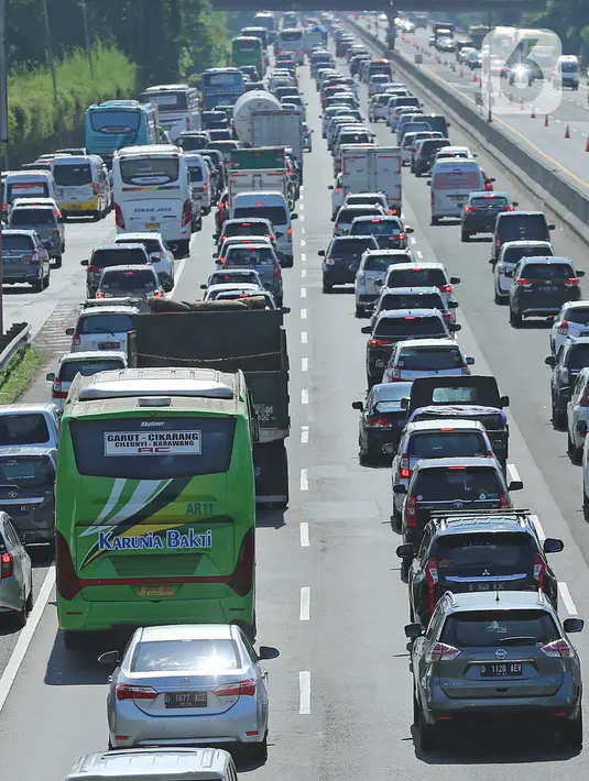 Kepadatan kendaraan di Tol Jakarta-Cikampek KM 57, Karawang, Jawa Barat, Kamis (24/12/2020). Puncak arus lalu lintas keluar Jabodetabek via jalan tol diprediksi terjadi hari ini, Kamis (24/12). (Liputan6.com/Herman Zakharia)