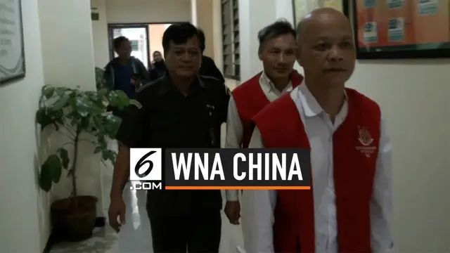 Dua WNA China nekat merampok sebuah toko emas di Bekasi. Akibat perbuatannya, mereka dituntut satu tahun penjara.