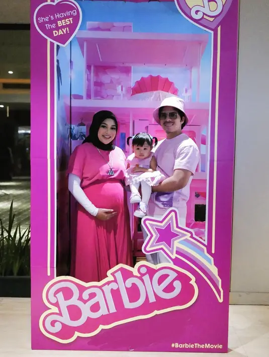 Aurel Hermansyah yang tengah hamil pun tak ketinggalan euforia film Barbie. Ia memilih pakaian kasual serba pink yang nyaman ditambah dengan aksesori kalung. [Instagram/aurelie_hermansyah’