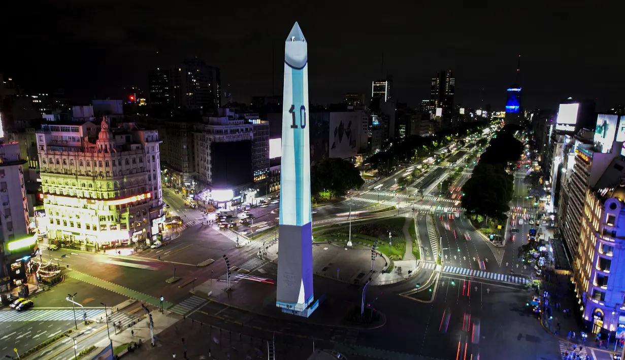 Video mapping menunjukkan jersey Argentina Lionel Messi #10 di Obelisk di Buenos Aires, Senin (21/11/2022). Proyeksi cahaya tersebut sebagai bentuk untuk menyemangati timnas Argentina sebelum menghadapi Arab Saudi dalam laga pertama Grup C Piala Dunia 2022, Selasa (22/11/2022) petang WIB. (Luis ROBAYO / AFP)