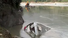 Sebuah bus sarat penumpang keluar dari jalan raya dan tercebur ke dalam sungai Trishuli di Distrik Dhading, Nepal Tengah, Sabtu (28/10). Sedikitnya 31 orang tewas, termasuk 11 anak-anak, dan belasan lainnya menderita luka. (HARIHAR SINGH RATHOR/AFP)