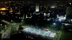 Pemandangan fasilitas olahraga di malam hari dari atas tugu Monas yang dipercantik program Gerakan INDONESIA SeGar, Jumat (27/08). Keberadaan fasilitas olah raga ini, semakin banyak warga Jakarta yang lebih aktif berolahraga. (Liputan6.com/Fery Pradolo)