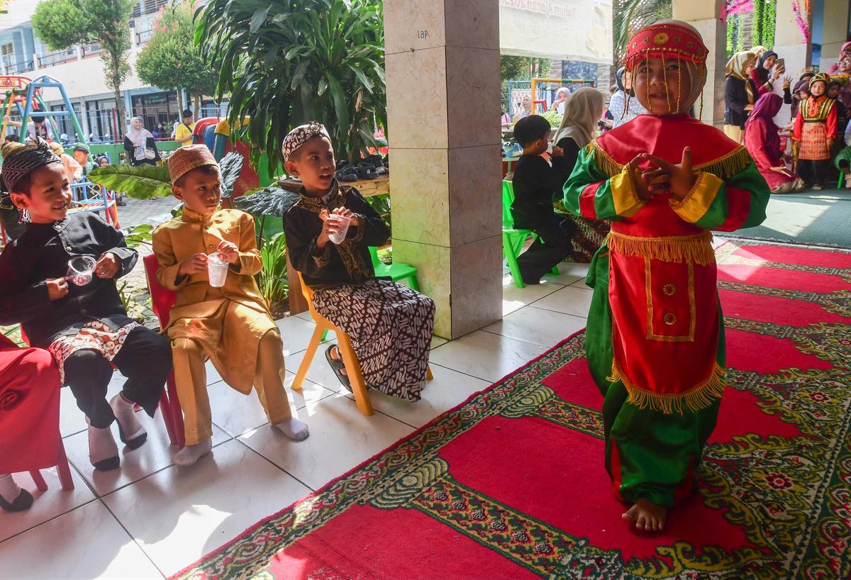 FOTO: Antusias Murid TK Tampil dalam Pergelaran Busana Tradisional Hari Kartini