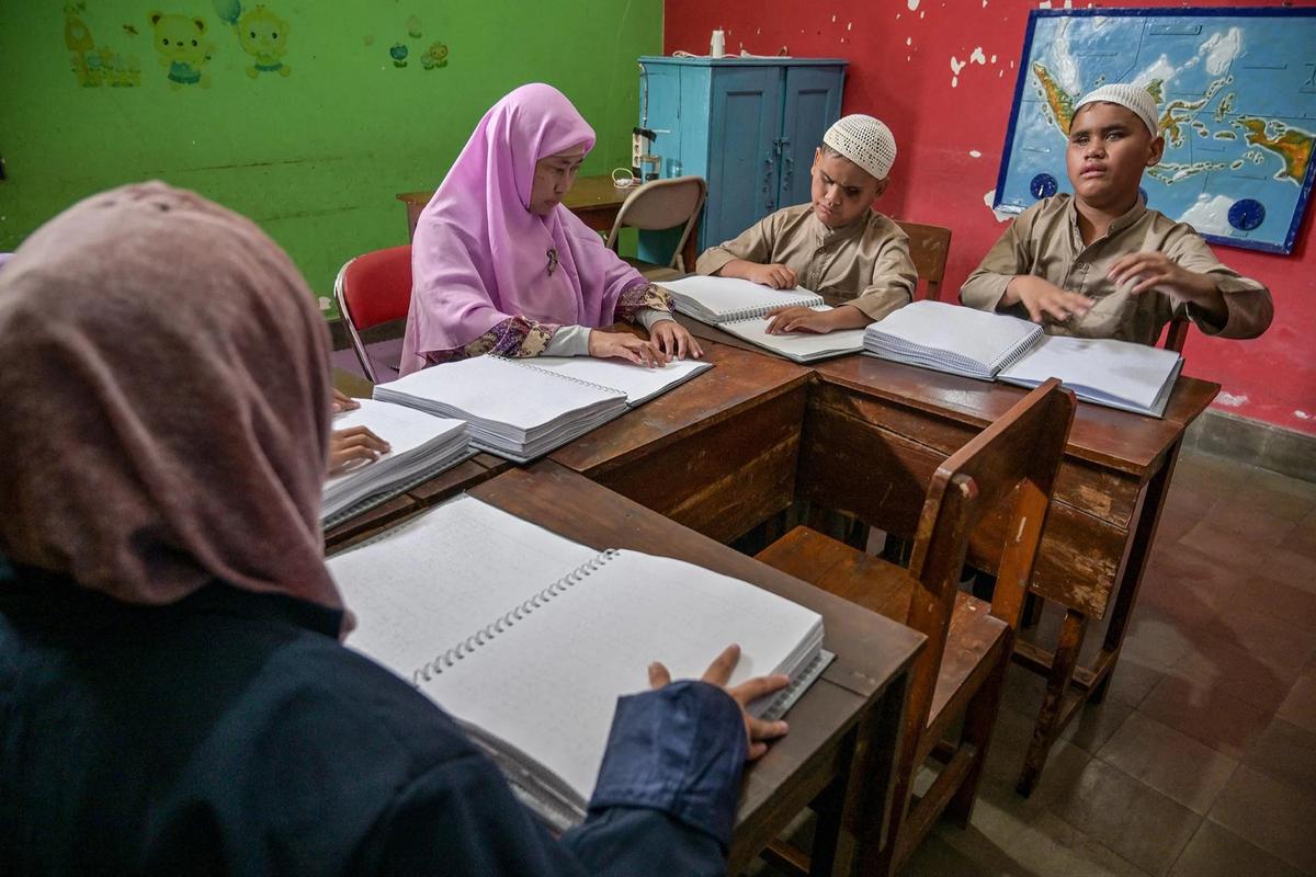 FOTO: Semangat Siswa Tunanetra Pelajari Al Quran Braille di Bulan Ramadan