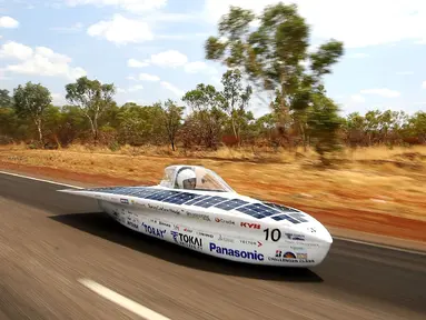 Mobil tenaga surya dari Universitas Tokai melaju ke arah Tennants Creek pada hari kedua balapan di Australia (9/10). Para peserta balapan ini harus melewati lintasan sepanjang 3.000 kilometer. (AFP Photo/World Solar Challenge 2017/Mark Kolbe)