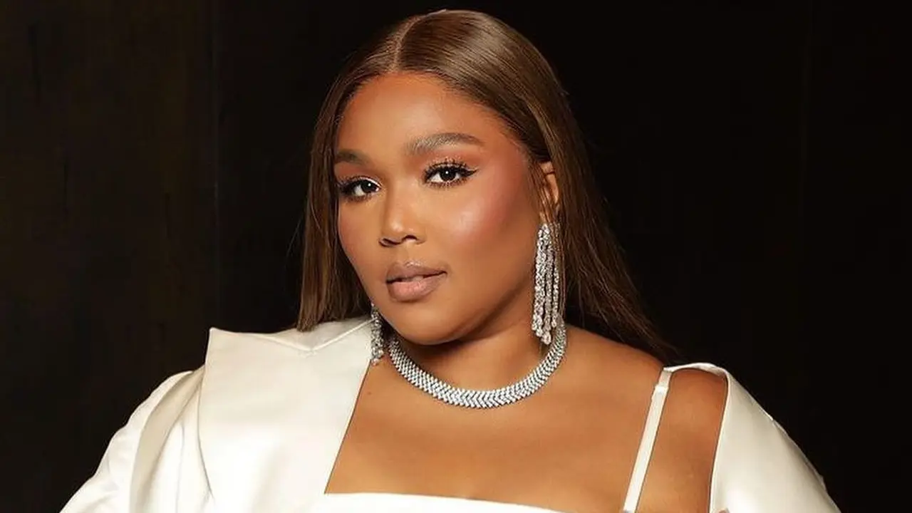 Gaya Lizzo Kenakan Dress Rancangan Desainer RI di Red Carpet Beyoncé's 'Renaissance' Movie Premiere