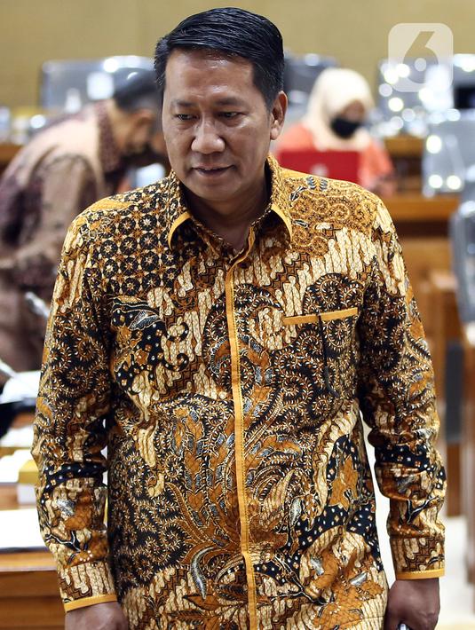 Ketua Baleg DPR RI Supratman Andi Agtas menghadiri Rapat Kerja dengan pemerintah di Kompleks Parlemen, Jakarta, Kamis (22/7/2020). Baleg menggelar rapat Panitia Kerja (Panja) RUU Cipta Kerja dengan agenda melanjutkan pembahasan Daftar Inventarisasi Masalah (DIM) Bab III. (Liputan6.com/Johan Tallo)
