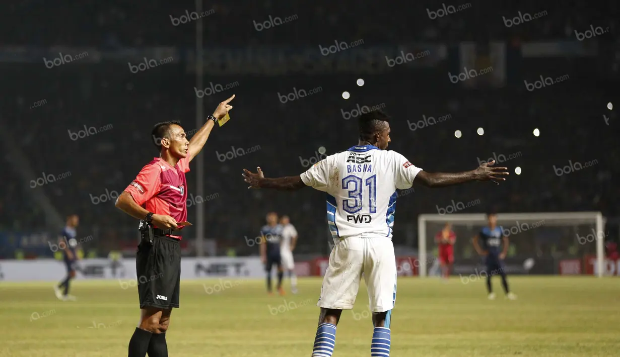 Yanto Basna terlihat kesal dengan keputusan wasit yang mengusirnya saat laga final Torabika Bhayangkara Cup di SUGBK, Jakarta, Minggu (3/4/2016). (Bola.com/Nicklas Hanoatubun)
