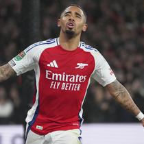 Pemain Arsenal, Gabriel Jesus melakukan selebrasi setelah mencetak gol ke gawang Crystal Palace pada laga perempat final Carabao Cup 2024/2025 yang berlangsung di Emirates Stadium, London, Inggris, Kamis (19/12/2024) WIB. (AP Photo/Kirsty Wigglesworth)