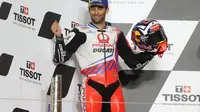 Pembalap Pramac Racing, Johann Zarco naik podium kedua pada balapan MotoGP Doha di Sirkuit Losail, Senin (5/4/2021) dinihari WIB. (AFP/Karim Jaafar)