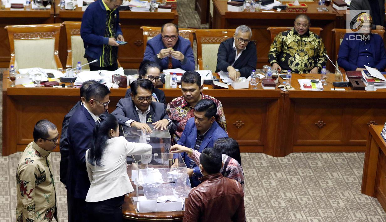 Anggota DPR mengambil surat suara pada pleno pemilihan dan penetapan Capim KPK di ruang rapat Komisi III DPR RI, Senayan, Jakarta, Jumat (13/9/2019) dini hari. Calon Pimpinan KPK Irjen Pol Firli Bahuri terpilh sebagai Ketua KPK 2019-2023 dengan perolehan 56 suara. (Liputan6.com/Johan Tallo)