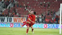 Striker Persija Jakarta, Marko Simic, merayakan gol yang dicetaknya ke gawang Dewa United bersama rekan setimnya, Rayhan Hannan, dalam laga pekan ke-27 BRI Liga 1 2023/2024 di Stadion Kapten I Wayan Dipta, Gianyar, Bali, Sabtu (2/3/2024). (Bola.com/Dok. Media Persija)