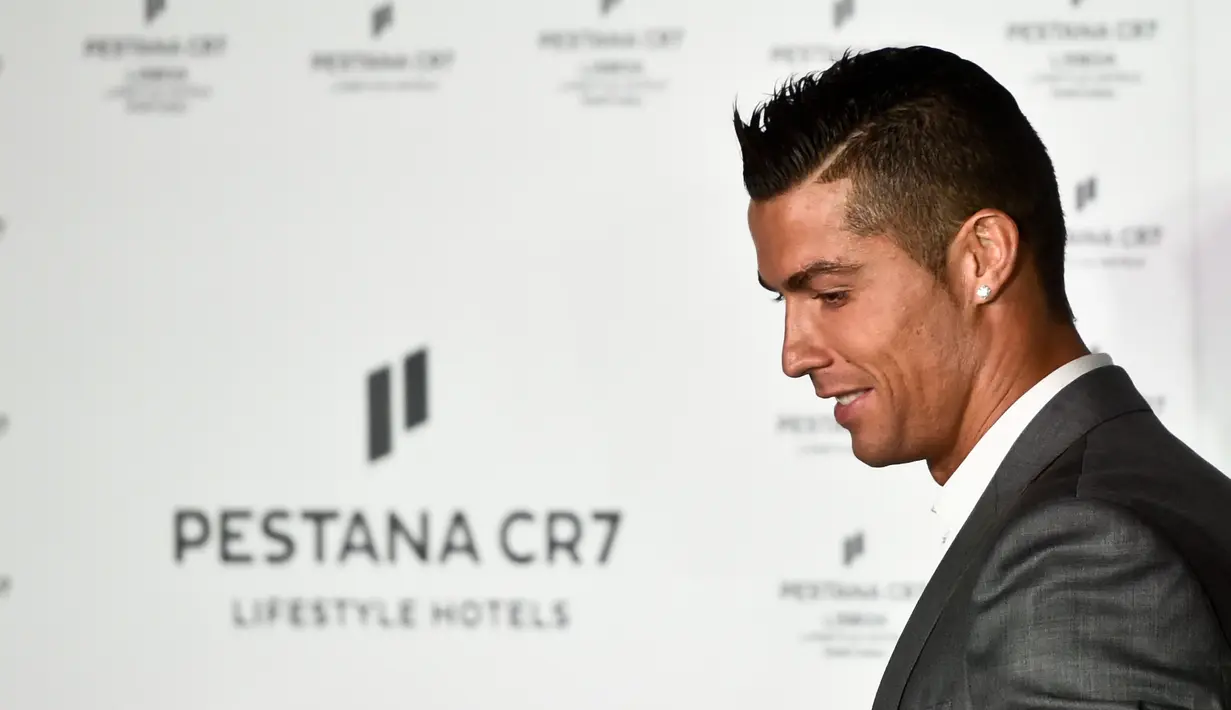 Cristiano Ronaldo menghadiri peresmian hotel mewah kedua miliknya, di ibu kota Portugal, Lisbon, Minggu (2/10). Properti ini merupakan kerja sama Ronaldo dengan operator hotel terbesar asal Portugal, Pestana Hotel Group. (PATRICIA DE MELO MOREIRA/AFP)