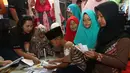 Anak-anak sedang belajar mengelola keuangan melalui Kedai DBS di yayasan Rumpun Anak Pesisir di Jakarta Utara, Selasa (17/7). Kegiatan ini rangkaian dari HUT DBS grup yang ke 50 dan Bank DBS Indonesia yang ke 29. (Liputan6.com/Angga Yuniar)