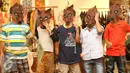 Anak-anak saat ikut meramaikan acara dengan menggunakan topeng pada Pekan Budaya Penduduk Asli Australia di Jakarta, (16/7). Acara bertema 'Songlines: The Living Narrative of Our Nation'. (Liputan6.com/Immanuel Antonius)