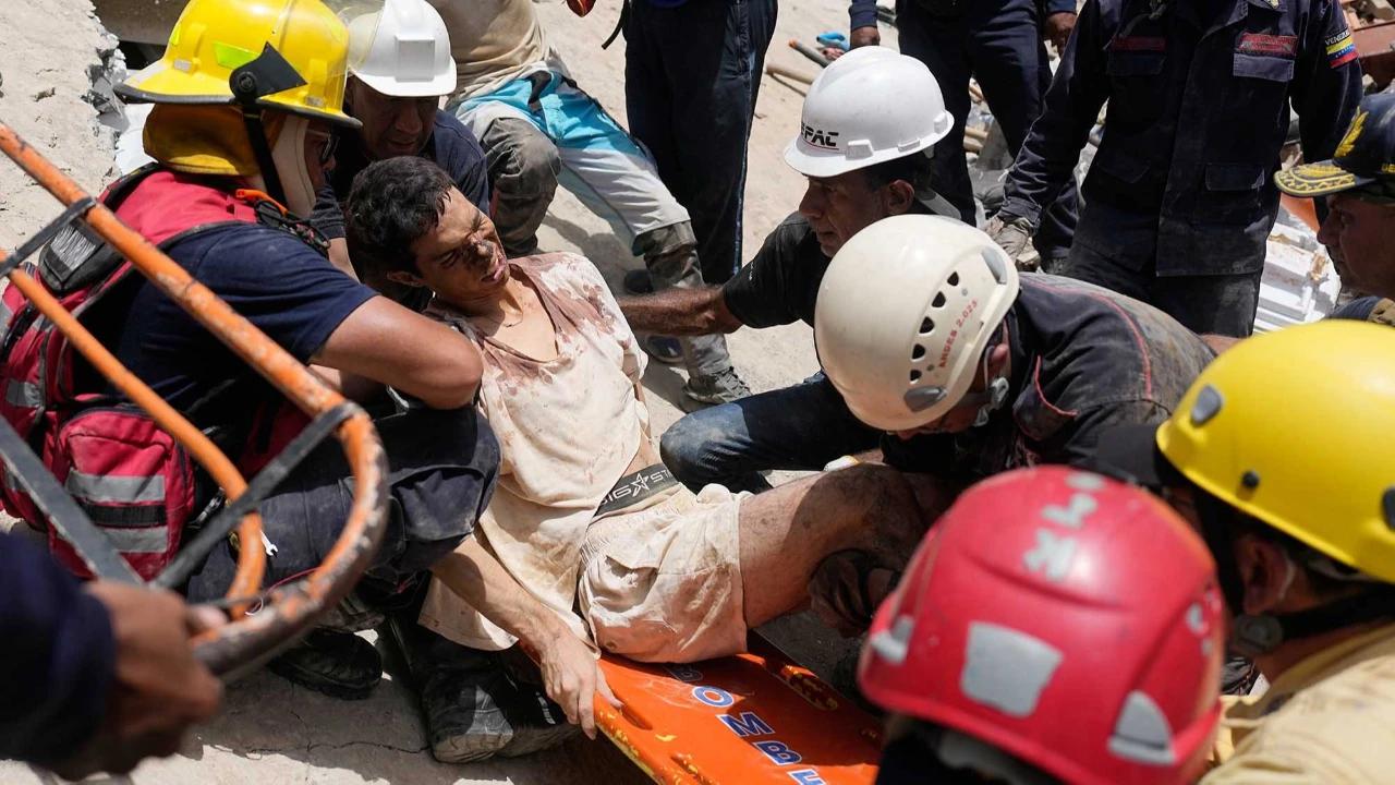 FOTO: Korban Gempa Venezuela Diselamatkan Setelah Dua Hari Terjebak Reruntuhan Bangunan