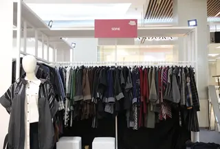 Deretan busana bernuansa kasual modern dengan dominasi motif garis dan warna netral dari Sofie. (foto: Fimela.dok)