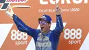 Pembalap Suzuki, Joan Mir, melakukan selebrasi usai menjuarai balapan MotoGP Eropa di Sirkuit Ricardo Tormo, Valencia, Minggu (8/11/2020). Joan Mir finis pertama dengan catatan waktu 41 menit 37,297 detik. (AP/Alberto Saiz)