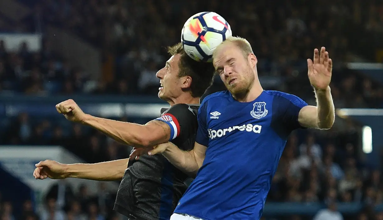 Gelandang Everton, Davy Klaassen, duel udara dengan bek Hajduk Split, Zoran Nizic, pada laga leg I play-off Liga Europa di Stadion Goodison Park, Jumat (18/8/20127). Everton menang 2-0 atas Hajduk Split. (AFP/Oli Scarff)