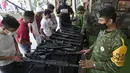 Orang-orang mengamati berbagai senjata yang digunakan oleh Tentara Meksiko dalam pameran yang disebut The Great Force of Mexico di Alun-Alun Zocalo, Mexico City, Meksiko, 20 September 2021. (ALFREDO ESTRELLA/AFP)