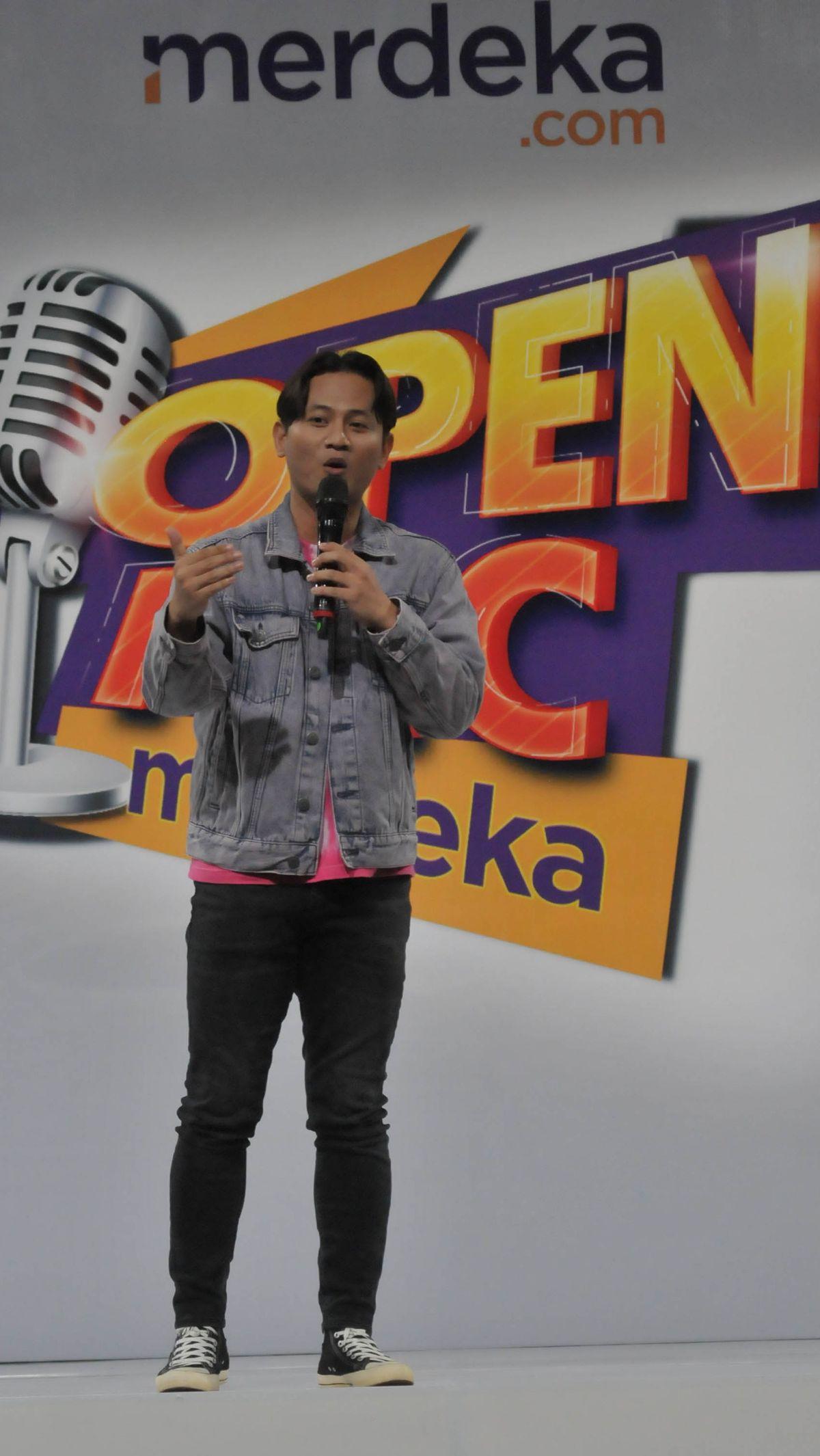 Lakon pertama adalah Bupati Trenggalek, Mochamad Nur Arifin. Bupati yang akrab disapa Gus Ipin itu membagikan pengalaman kocaknya selama menjabat di pemerintahan sebagai Wakil Bupati dan Bupati.