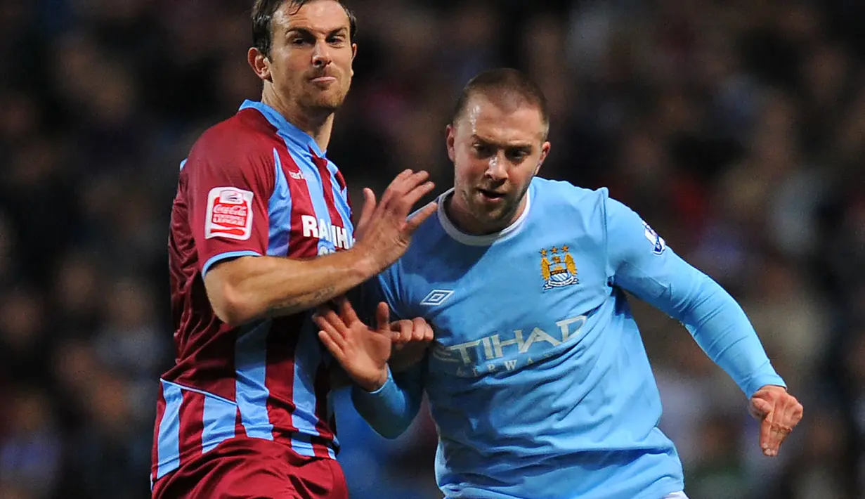 Michael Johnson. Gelandang Inggris berusia 34 tahun ini memutuskan bergabung dengan Manchester City U-18 pada awal musim 2006/2007 usai didatangkan dari tim remaja Everton dengan status bebas transfer. Ia dipromosikan ke tim senior pada awal musim 2006/2007 hingga akhirnya dipinjamkan ke Leicester City selama semusim pada 2011/2012. Pada Januari 2013 ia memutuskan pensiun dini bersama The Citizens usai tampil dalam 45 laga di semua ajang dengan torehan 3 gol dan 6 assist. (AFP/Andrew Yates)