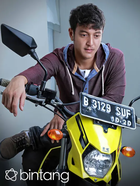 “Cuma bedanya kalau akting, kita jadi karakter orang lain. Kalau musik, kita buat sesuatu dari diri kita sendiri. Kita jujur. Sekarang sedang mempersiapkan album. Rencananya bakal rilis Maret atau April tahun ini.” aku Dimas. (Galih W. Satria/Bintang.com)