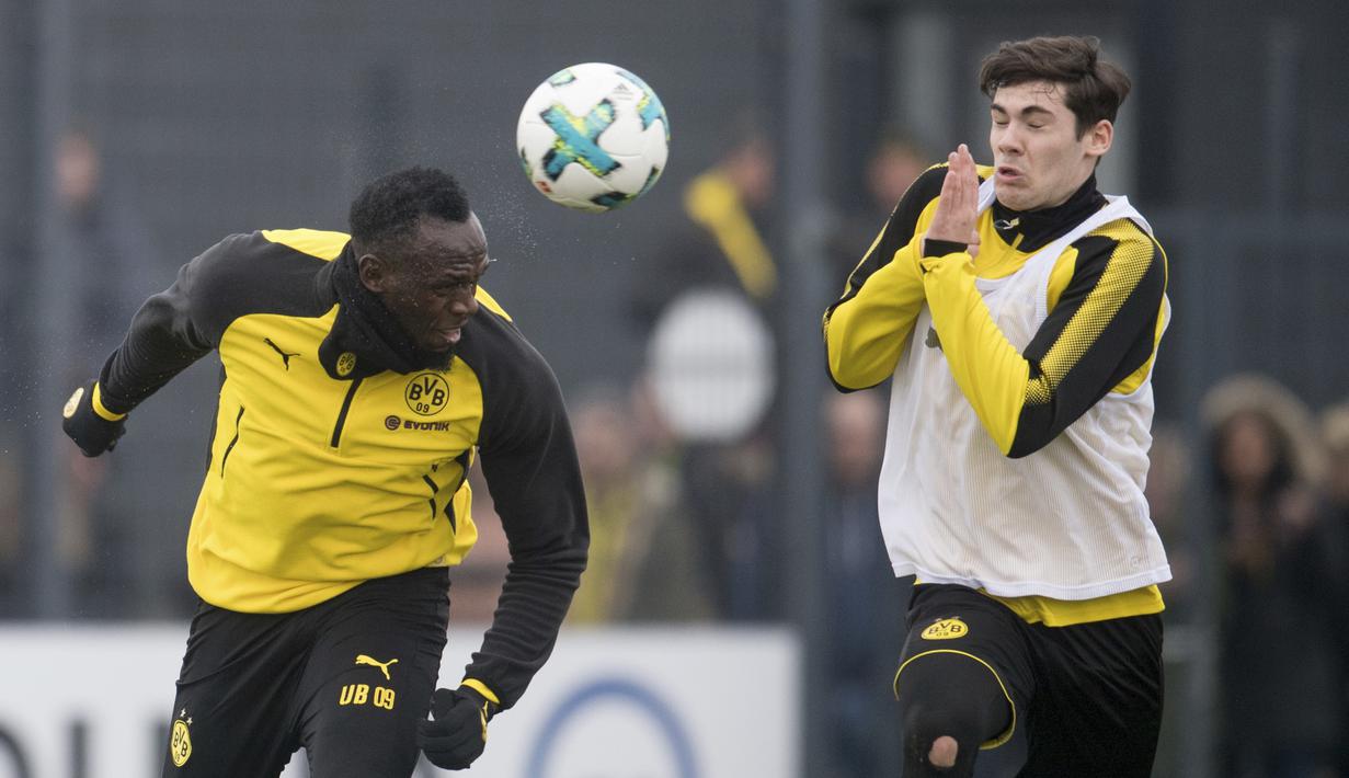 Usain Bolt saat mencetak gol lewat sundulan pada sesi latihan bersama Borussia Dortmund di Dortmund, Jerman, (23/3/2018). Bolt pensiun dari dunia atletik usai Kejuaraan Dunia 2017. (Bernd Thissen/dpa via AP)