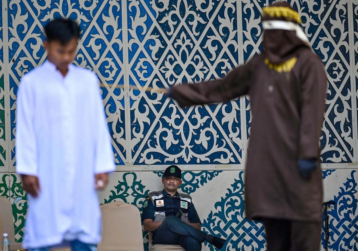 FOTO: Eksekusi Hukuman Cambuk terhadap  Pelanggar Syariat Digelar di Banda Aceh