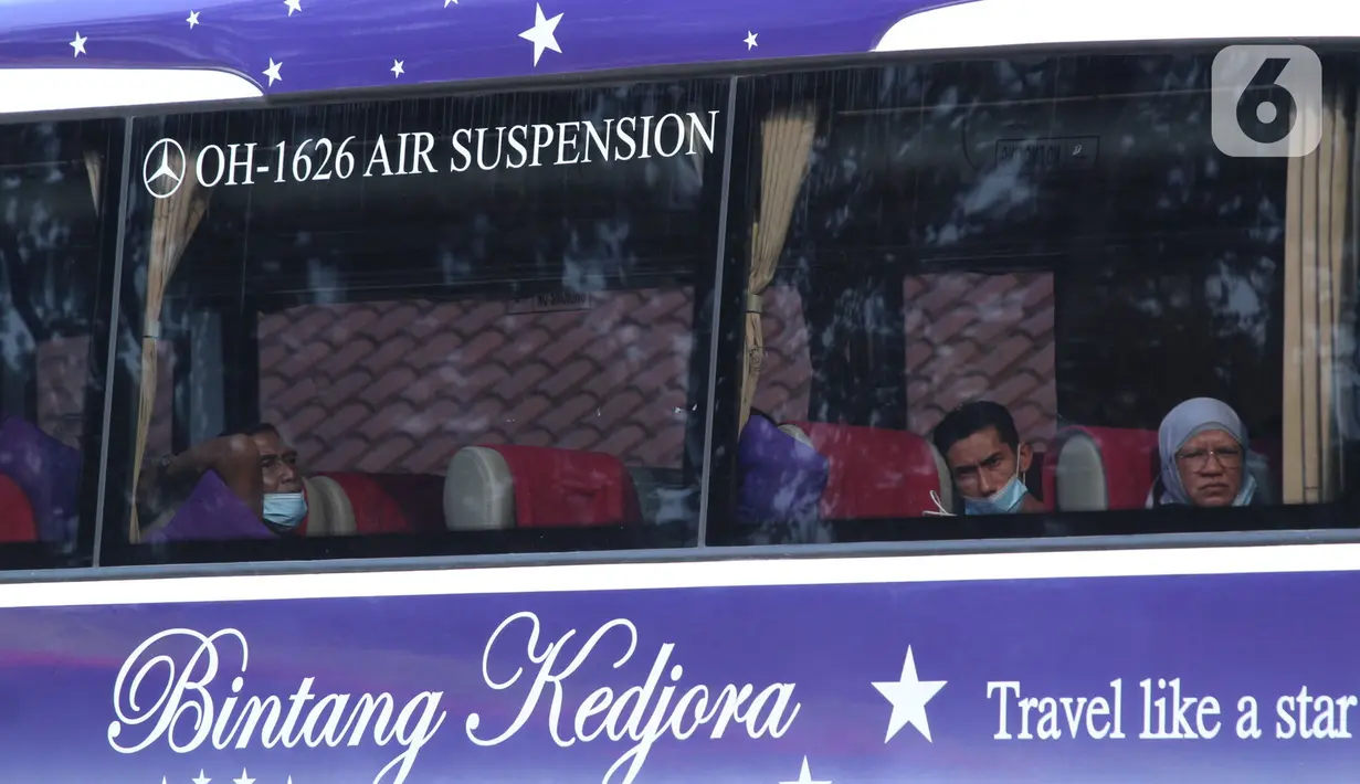 Penumpang berada di dalam bus AKAP di Terminal Poris Plawad, Tangerang, Banten, Jumat (30/4/2021). Kemenhub akan menempelkan stiker khusus pada kendaraan bus yang masih diperbolehkan beroperasi selama masa larangan mudik Lebaran pada 6-17 Mei 2021. (Liputan6 com/Angga Yuniar)