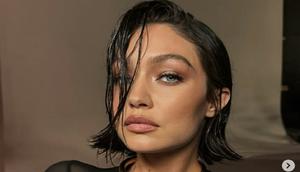 Gigi Hadid dengan potongan baru dan warna rambut hitam. (dok. Tangkapan layar Instagram @dimitrishair/https://www.instagram.com/p/DTQho4ECWgf/?img_index=1/Dinny Mutiah)