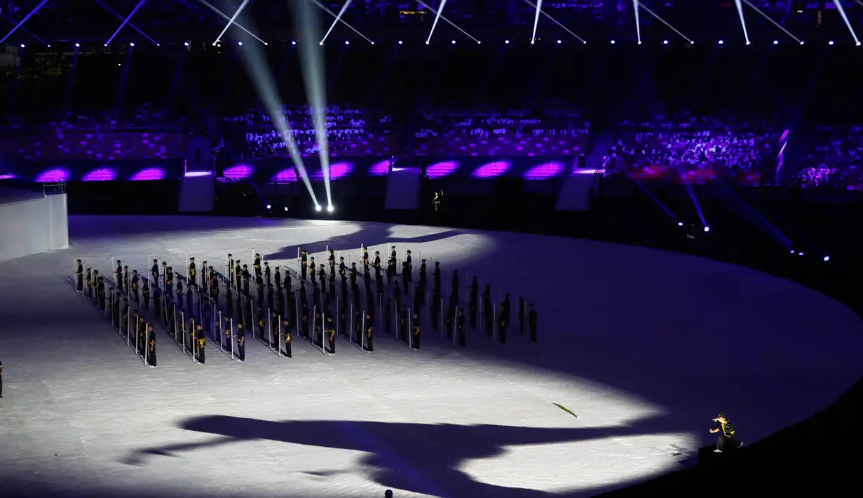 Atraksi pancak silat dengan menggunakan tongkat mengiringi  Upacara Pembukaan Sea Games Asia Tenggara ke-29 di Kuala Lumpur, Malaysia, Sabtu, (19/08/2017). (AP Photo / Vincent Thian)