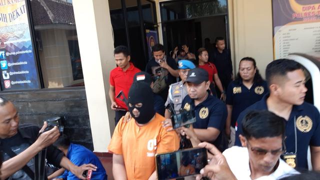 Dengan menggunakan penutup wajah, BR, pelaku pembunuhan DS, siswi SMPN 6 Tasikmalaya, yang merupakan darah dagingnya sesaat sebelum rilis kasus di Mapolres Tasikmalaya.