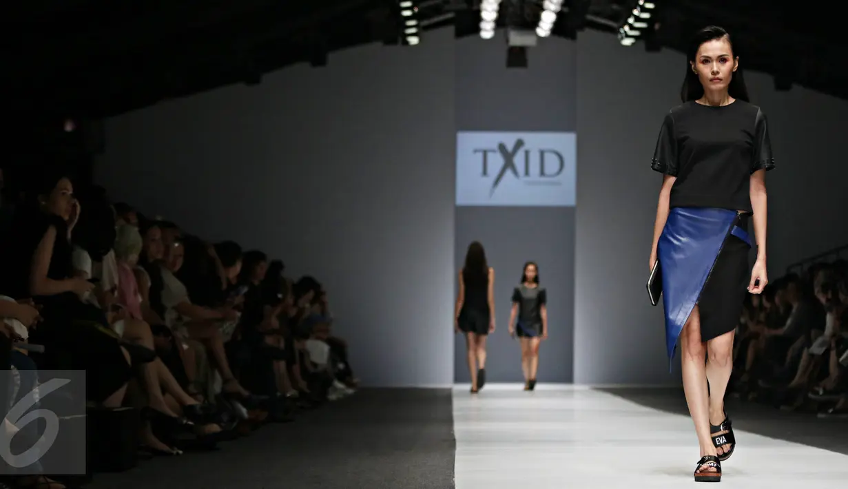 Model membawakan busana perancang Tex Saverio dalam Jakarta Fashion Week (JFW) 2016 di Jakarta, Sabtu (24/10/2015). Busana karya Tex Saverio tampil sebagai penutup pada hari pertama JFW 2016. (Liputan6.com/Immanuel Antonius)