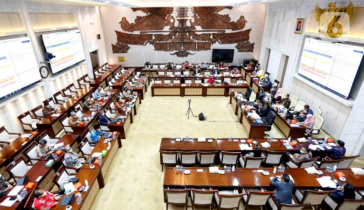 Suasana rapat kerja antara Menteri Keuangan Sri Mulyani Indrawati bersama Wakil Menteri Keuangan Suahasil Nazara dengan Komisi XI DPR di Jakarta, Rabu (19/1/2022). Rapat terkait evaluasi APBN tahun 2021 dan Pemulihan Ekonomi Nasional (PEN) 2021 serta rencana PEN 2022. (Liputan6.com/Angga Yuniar)