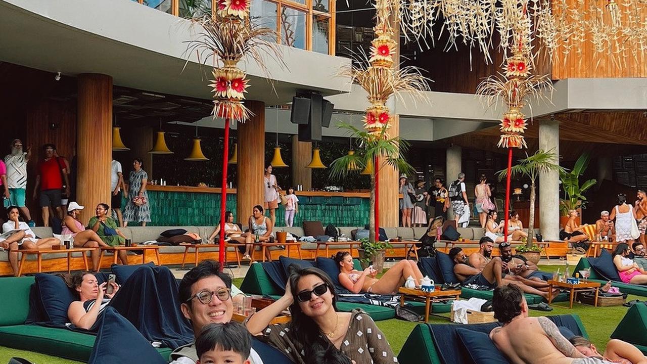 Putri Titian dan Junior Liem, yang dulu menghabiskan waktu PDKT di beach club, kini menikmati kebersamaan dengan kedua putra mereka, Iori dan Iago.
