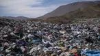 Tumpukan besar pakaian bekas menutupi gurun pasir di dekat lingkungan La Mula di Alto Hospicio, Chile, Senin (13/12/2021). Chile adalah importir besar pakaian bekas, dan barang-barang yang tidak terjual dibuang di sini. (AP Photo/Matias Delacroix)