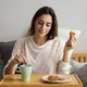 Salah satu cara untuk menerapkan mindful snacking adalah memilih camilan sehat. (Foto/dok: Freepik)