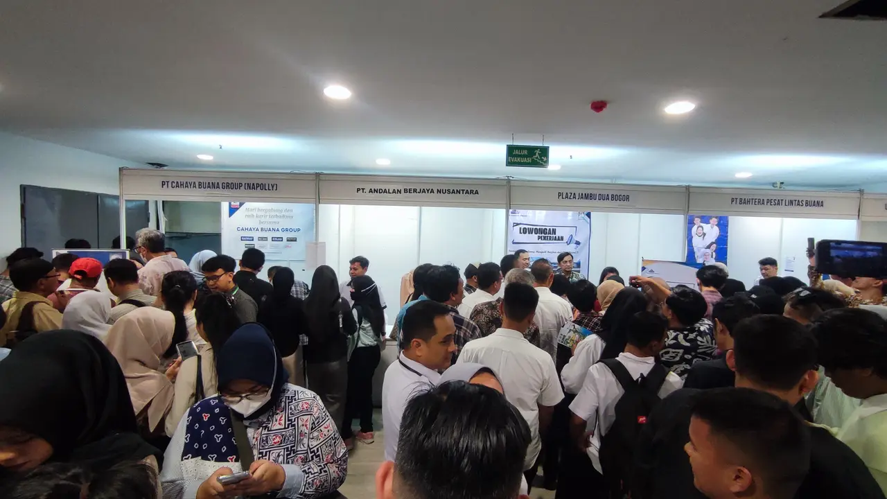 Bursa kerja digelar Pemerintah Kota Bogor di Plaza Jambu Dua, Rabu 15 Oktober 2025. (Liputan6.com/Darno)