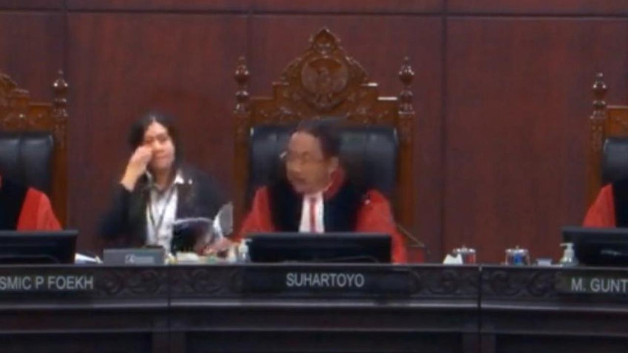 “Memerintahkan kepada KPU untuk melaksanakan putusan ini dan memerintahkan kepada Bawaslu untuk melakukan pengawasan terhadap putusan ini,” tutup Darma.<br>