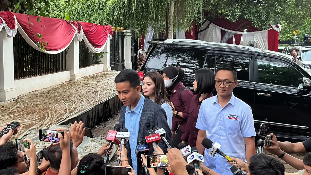 Gibran tiba di Istora Senayan sekitar pukul 17.41 WIB. Dia pun meminta doa agar Prabowo Subianto dapat dengan lancar melalui debat capres malam ini, Minggu (7/1/2024).