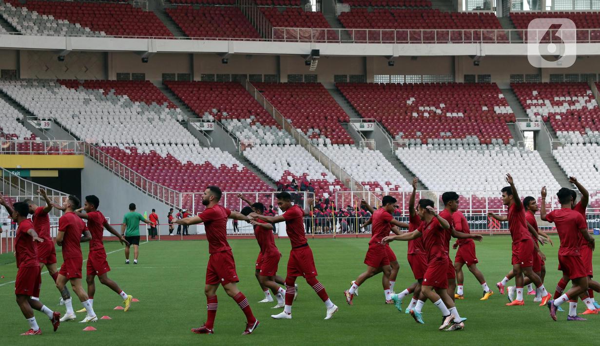 Pemain Timnas Indonesia melakukan pemanasan sesaat sebelum menggelar latihan jelang laga perdana Piala AFF 2022 di Stadion Utama Gelora Bung Karno, Jakarta, Selasa (20/12/2022). Sebanyak 23 pemain timnas Indonesia disiapkan pelatih Shin Tae-yong untuk menghadapi laga di turnamen Piala AFF 2022 yang sebelumnya menggelar pemusatan latihan di Bali selama tiga pekan. (Liputan6.com/Helmi Fithriansyah)