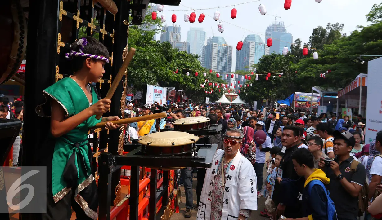 Arak-arakan kebudayan Jepang saat Jak-Japan Matsuri di Senayan, Jakarta, Sabtu (3/9). Jak-Japan Matsuri tersebut menampilkan beragam pentas seni dan budaya khas Jepang. (Liputan6.com/Angga Yuniar)