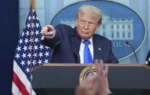 Presiden Donald Trump menunjuk seorang wartawan untuk mengajukan pertanyaan saat berbicara kepada media, Jumat (27/6/2025), di Gedung Putih, Washington, DC, Amerika Serikat. (Dok. AP/Jacquelyn Martin)&nbsp;