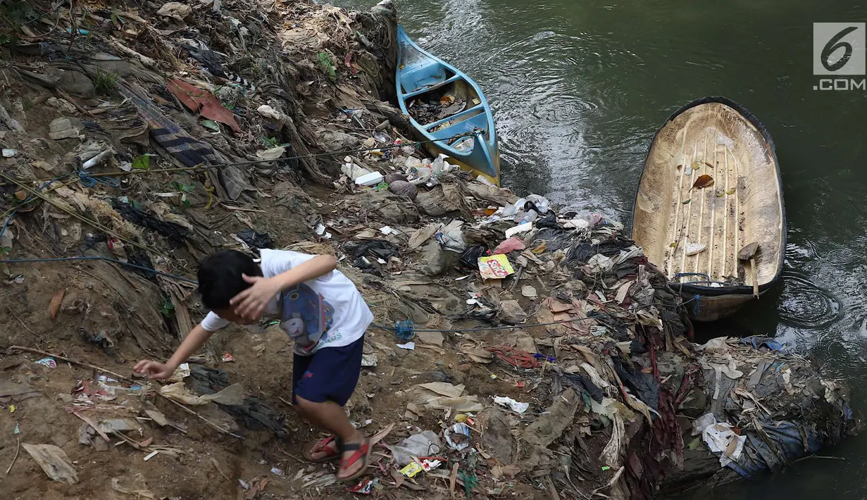 Seorang anak bermain di bantaran Sungai Ciliwung, Jakarta, Jumat (7/9). Dinas Lingkungan Hidup DKI Jakarta mengungkapkan 61% aliran sungai di Jakarta mengalami pencemaran berat berasal dari limbah domestik dan indsutri. (Liputan6.com/Immanuel Antonius)