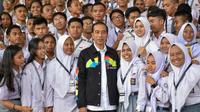Presiden Joko Widodo mengenakan jaket bertema Asian Games 2018 saat menerima perwakilan siswa dan siswi OSIS SMA berprestasi se-Indonesia di Istana Bogor, Jawa Barat, Kamis (3/5/2018). (Twitter/Sekretaris Kabinet)