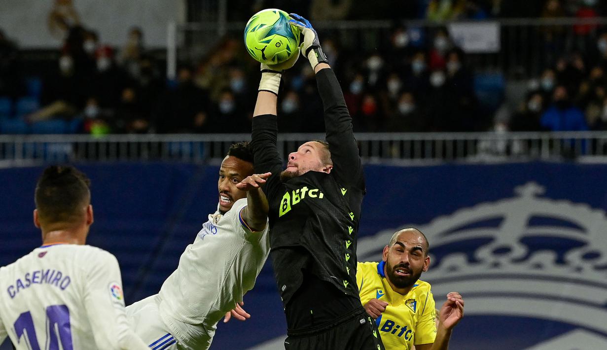 Real Madrid benar-benar menguasai jalannya permainan dengan statistik penguasaan bola sebesar 82%. Hal tersebut membuat Cadiz benar-benar dibuat tidak berkutik dengan Los Blancos. (AFP/Javier Soriano)