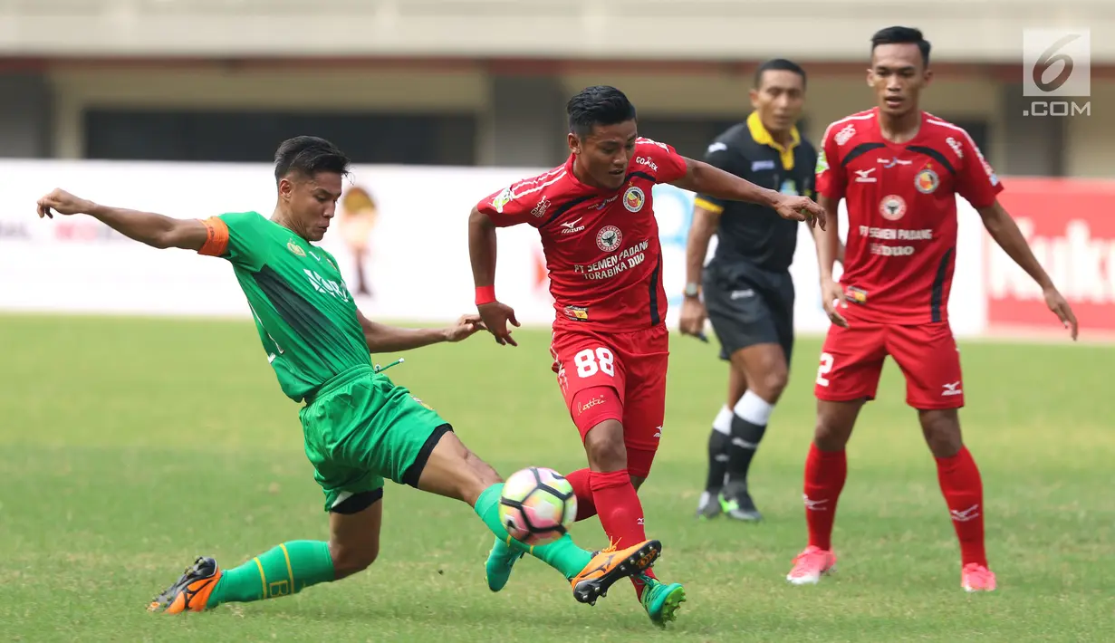 Penyerang Semen Padang, Irsyad Maulana mencoba melewati hadangan bek Bhayangkara FC, Indra Kahfi di lanjutan Liga 1 Indonesia di Stadion Patriot Candrabhaga, Bekasi, Sabtu (20/5). Bhayangkara FC unggul 1-0. (Liputan6.com/Helmi Fithriansyah)