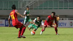 Pemain PS TNI, Erwin Ramdani  terjatuh saat dihadang pemain Barito Putra pada laga Torabika SC 2016 di Stadion Pakansari, Bogor, Jumat (22/7/2016). (Bola.com/Nicklas Hanoatubun)